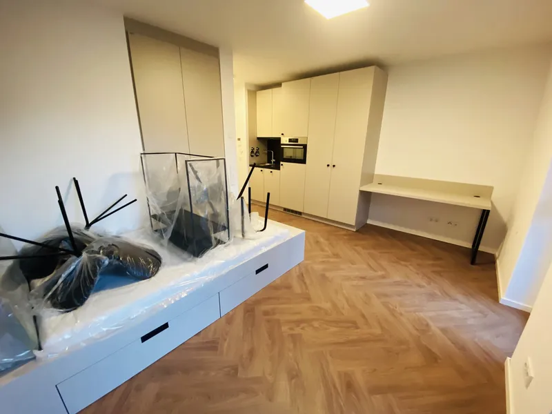 Möbliert mit Balkon, EBK und Abstellkammer! Direkt in Adlershof! — photo 1